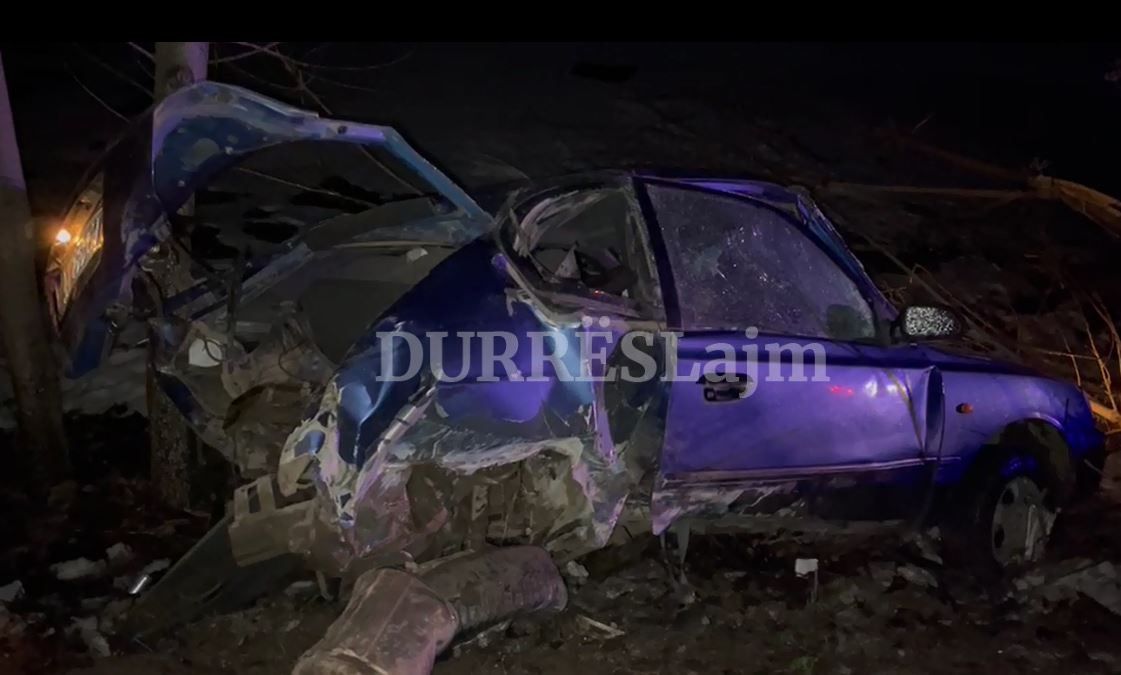 Aksident i rëndë/ Mjeti devijon nga rruga dhe bie në kanal, dy të rinj përfundojnë në spital (VIDEO)