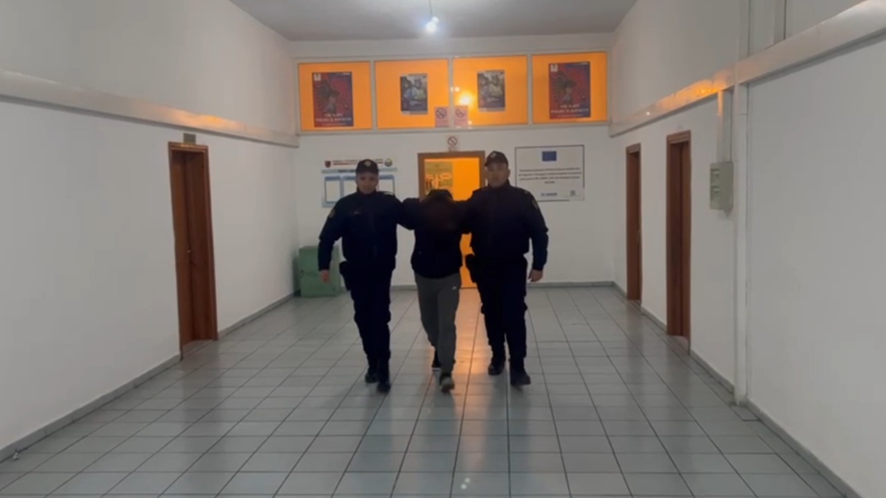 Drogë dhe fara kanabisi në banesë, kapet 23-vjeçari