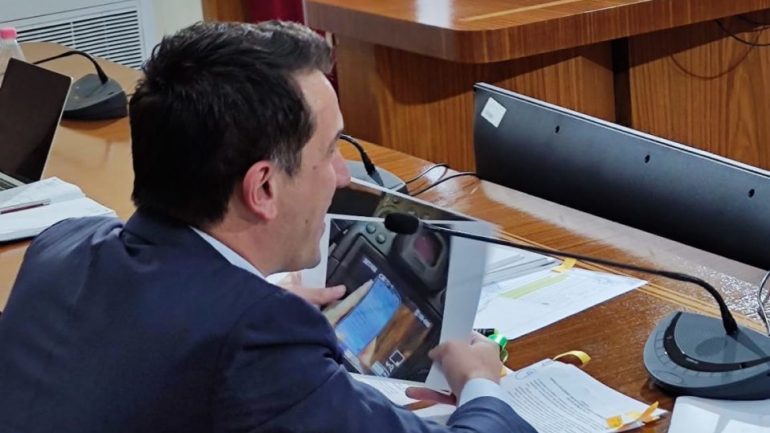 “Marrin pyetje nga jashtë”, Veliaj nxjerr fotot, Tabaku: Të marrë masa Garda