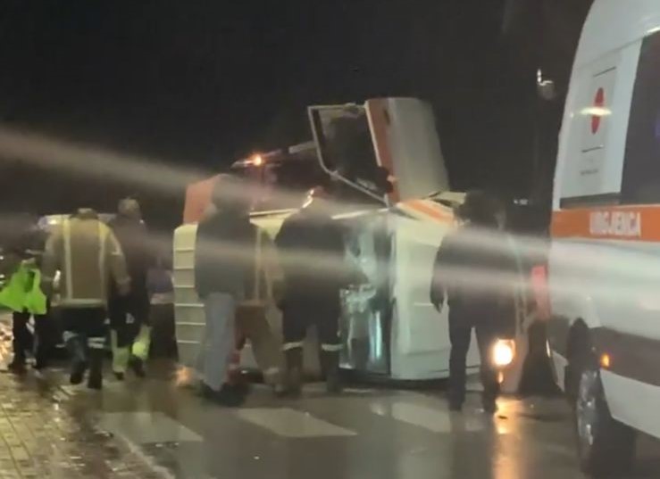 E FUNDIT/ Aksident i rëndë, ambulanca kthehet përmbys pranë karburantit, ka të lënduar