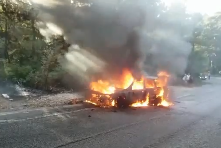 Makina përfshihet nga flakët, policia jep detajet