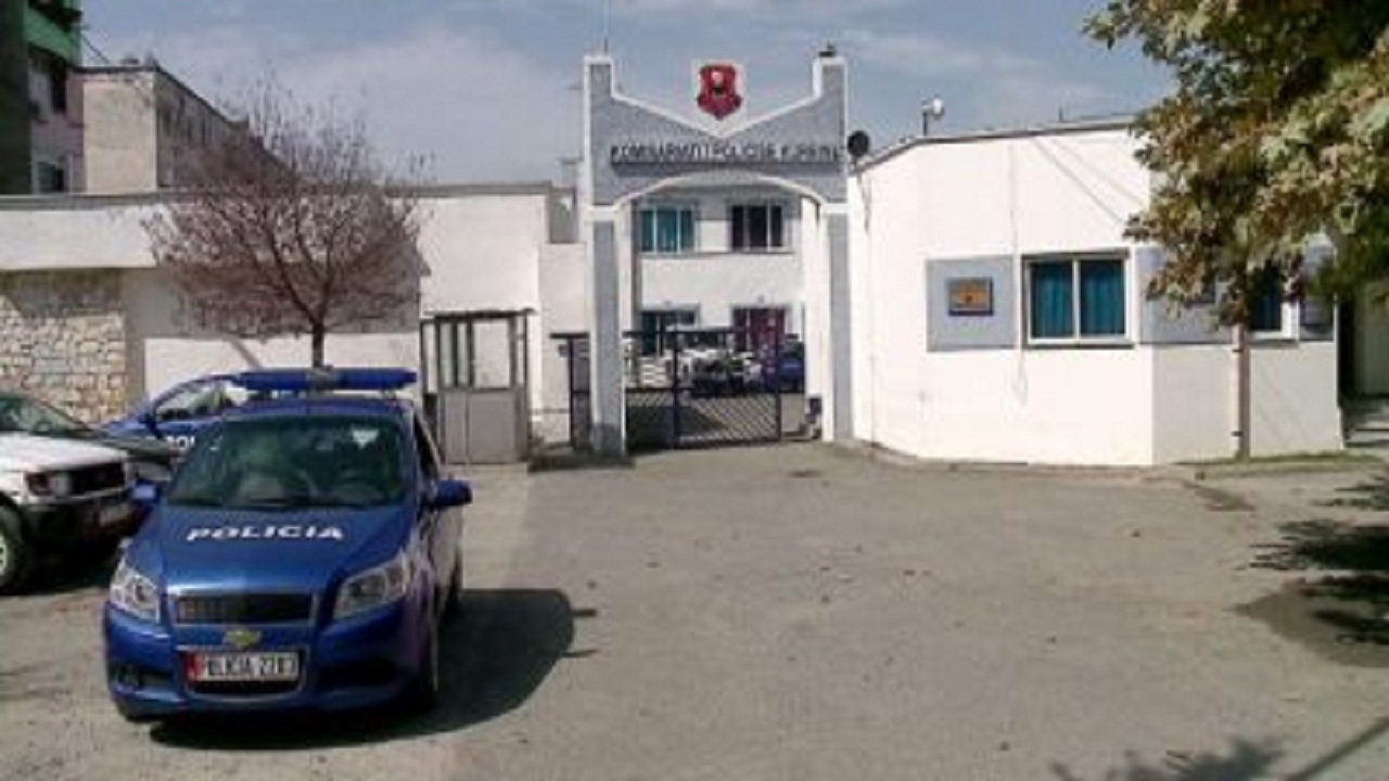 I hynë në shtëpi, e dhunuan dhe i vodhën lekët! Arrestohen tre të rinj