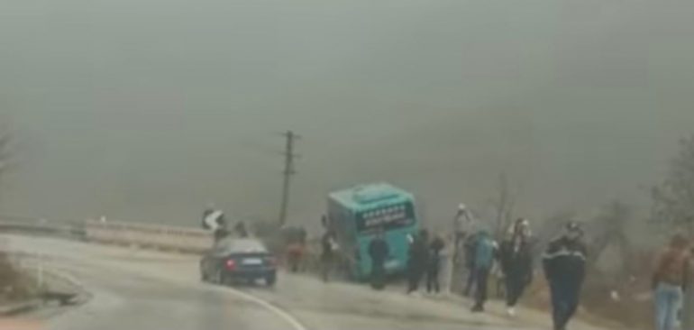 Furgoni me pasagjerë del nga rruga dhe përplaset, shmanget tragjedia e dytë në Librazhd