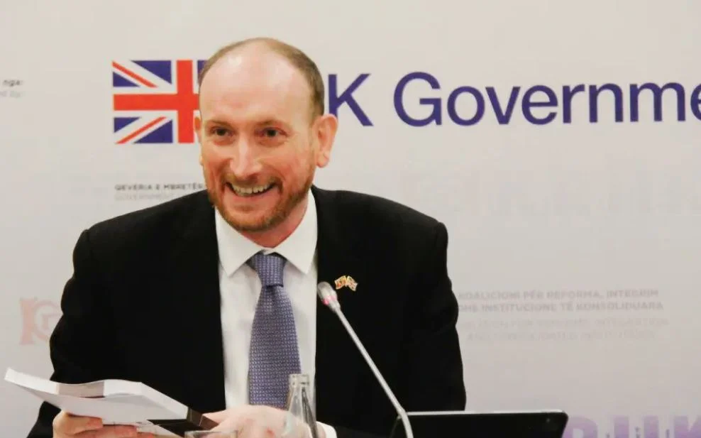 Ambasadori britanik: Qytetarët shqiptarë meritojnë një fushatë zgjedhore të drejtë