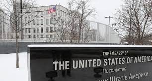 “Gjeni një mënyrë dhe menjëherë largohuni”, Ambasada e SHBA në Ukrainë thirrje qytetarëve të saj