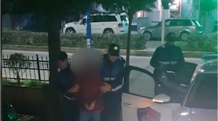 VIDEO/ Policët i shkuan në shtëpi pas të shtënave me armë, 38-vjeçari i kërcënon me kallashnikov (EMRI)