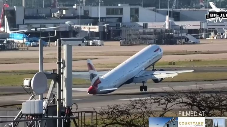 Momenti i frikshëm kur stuhia lëkund avionin gjatë uljes (VIDEO)