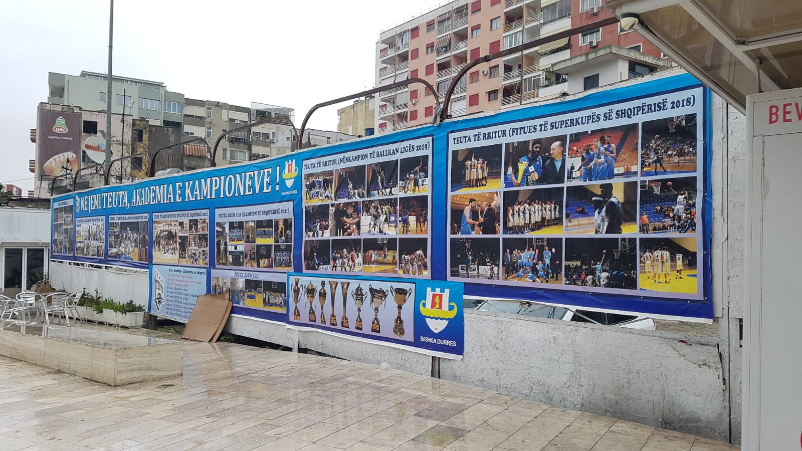 Kjo është e vetmja hapësirë publike në Durrës, ku mund të vendosen posterat elektoralë (FOTO)