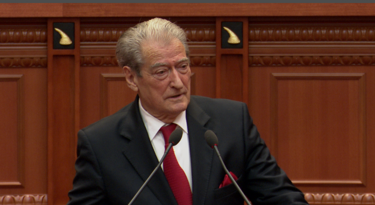 “Antimafia është në veprim, s’e mbron dot Skëndërbucin tënd”, Berisha e Spiropali debat në seancë