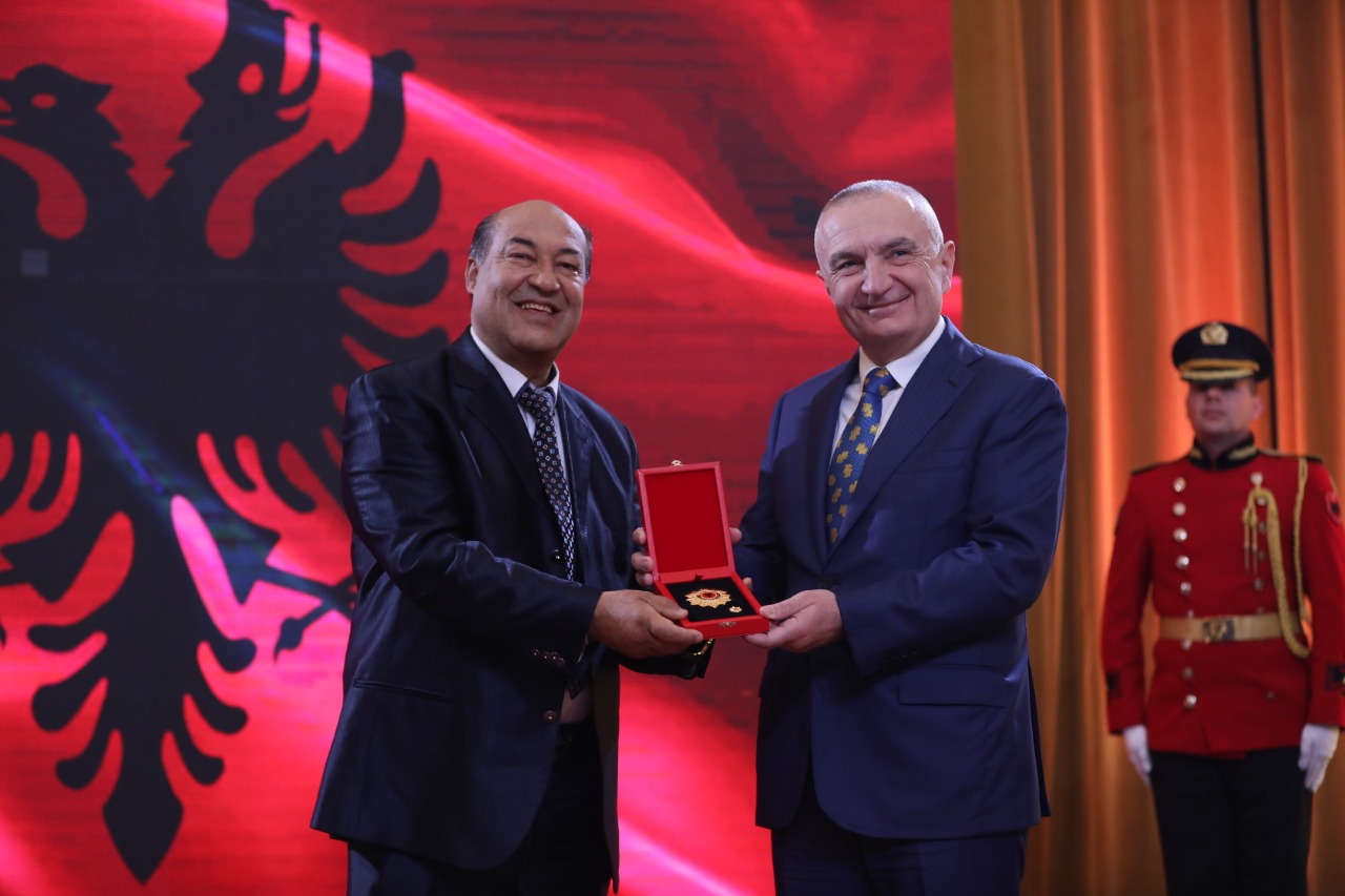 Presidenti Meta çmon me Dekoratën “Nder i Kombit” këngëtarin Bujar Qamili
