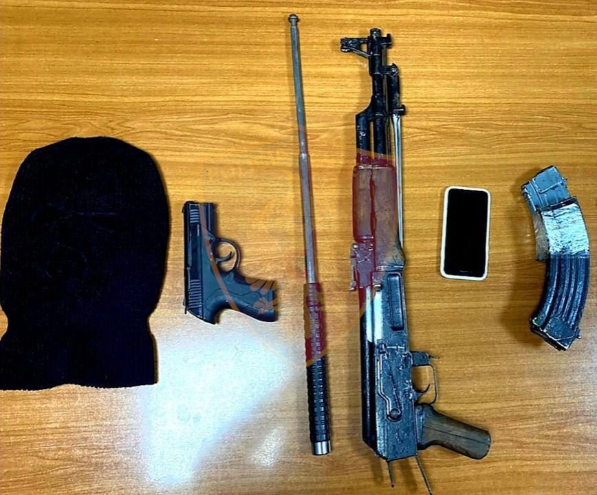 Qëllonin me kallashnikov në ajër mes Sukthit, kapen 3 adoleshentët problematikë