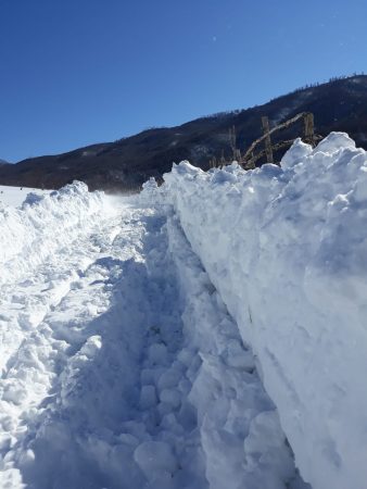 Trashësia e borës në Gramsh arrin deri në 1.5 metra, izolohen disa fshatra