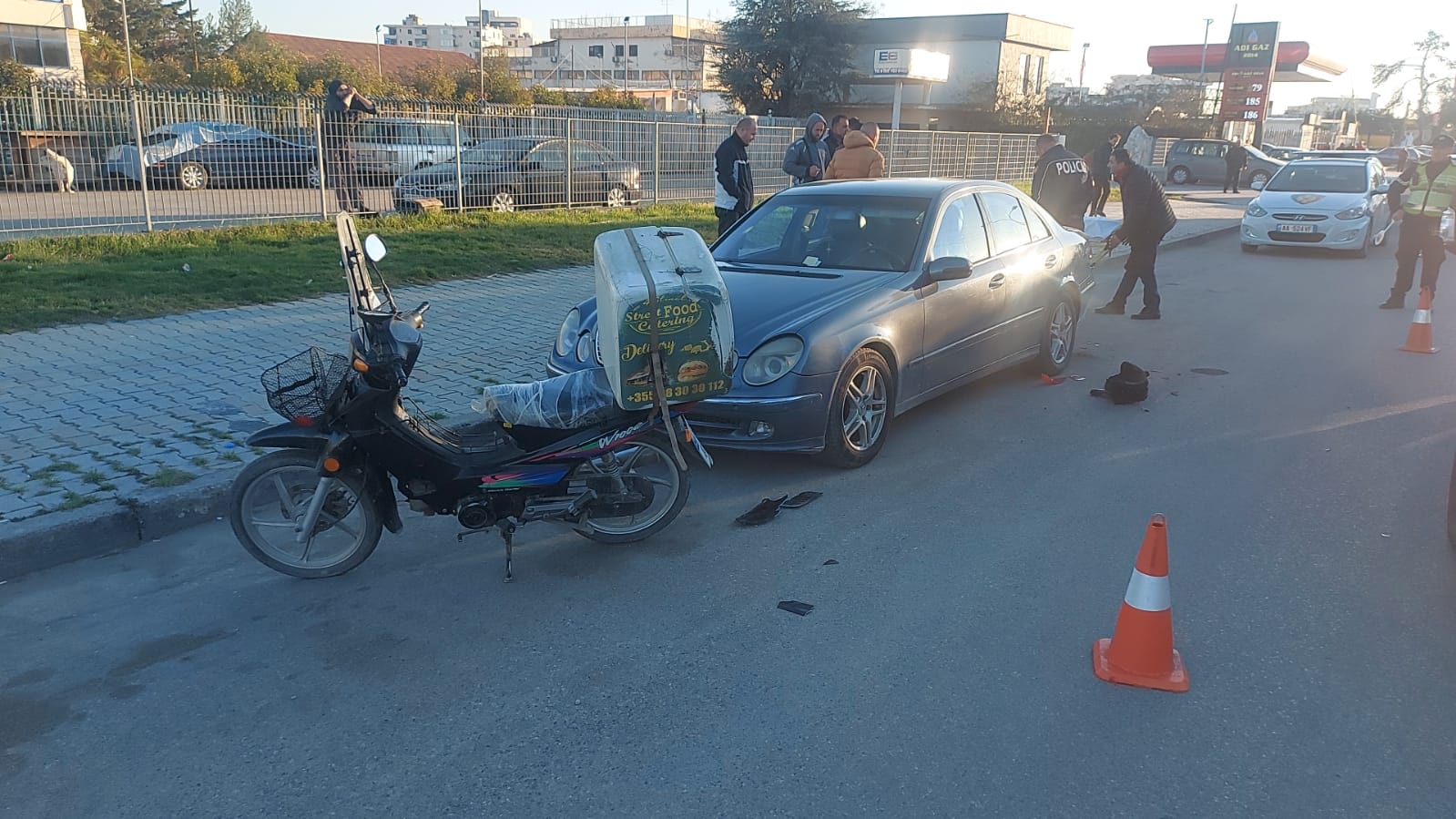 Aksident në Durrës/ Motori i picerisë përplaset me makinën, detajet e para (FOTO)