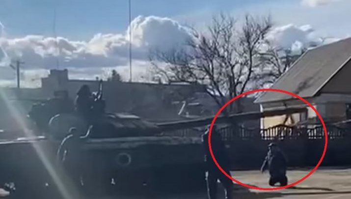 VIDEO/ Guximtari ukrainas i del përpara tankut rus, ndalon përparimin e saj drejt qytetit