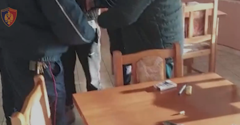 Kanosi me armë zjarri dhe qëlloi drejt nënës së tij, parandalohet krimi në familje, pranga 41-vjeçarit (EMRI)