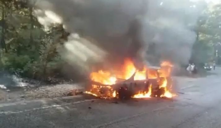 Makina merr flakë në lëvizje, shoferi del në kohë