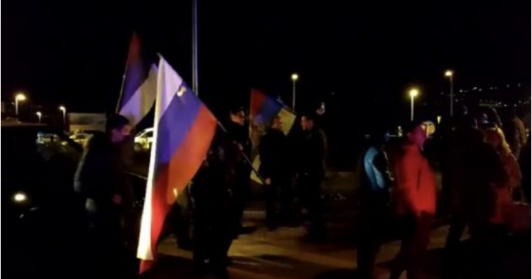 Ndodh në shtetin fqinj/ Qytetarët pro-rusë bllokojnë rrugët dhe brohorasin emrin e Vladimir Putin