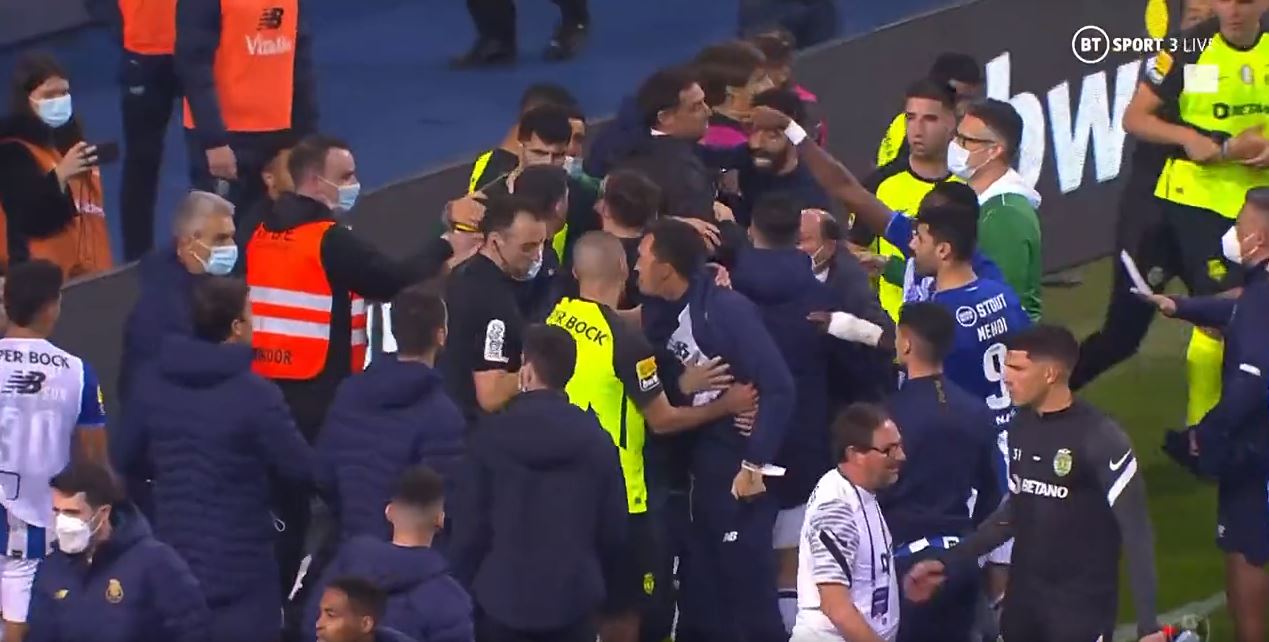 Fusha kthehet në arenë… boksi, “klasikja” e futbollit portugez degjeneron në dhunë!