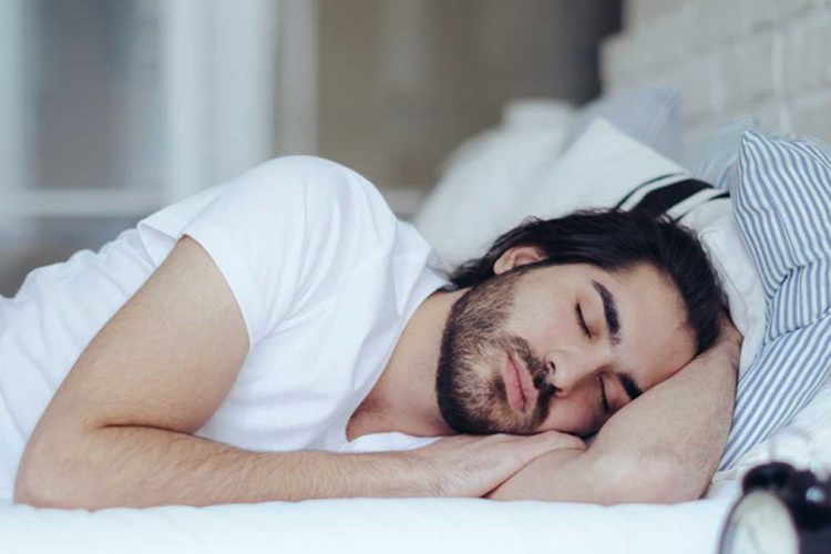 A keni vështirësi për të fjetur natën? Teknika e thjeshtë e frymëmarrjes që do ju ndihmojë