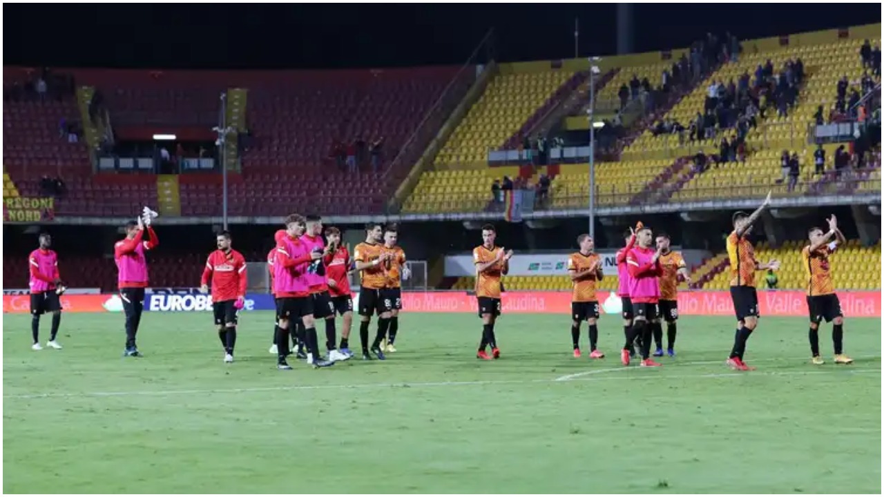 Goditet me gurë autobuzi i skuadrës italiane, shoferi shpëton lojtarët