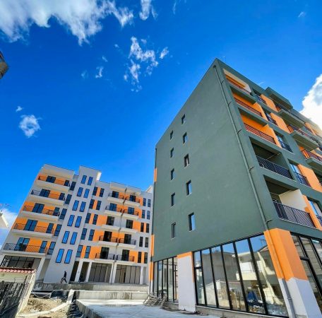 Rama poston fotot nga pallatet e reja në Golem: 45 familje të prekura nga tërmeti kthehen në shtëpi të re!