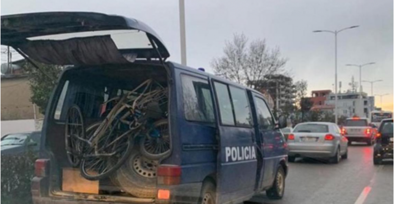 Ndodh në Shqipëri: Makina e Policisë lëviz me bagazh të hapur, e mbushur me biçikleta dhe goma