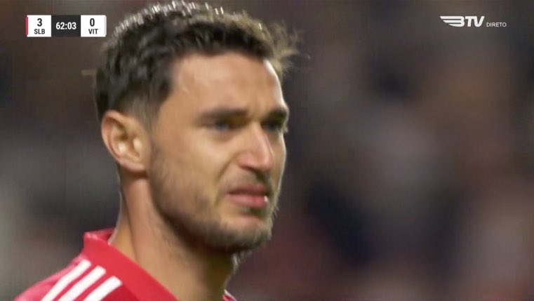 I gjithë stadiumi kundër luftës, futbollisti ukrainas shpërthen në lot kur tifozët…