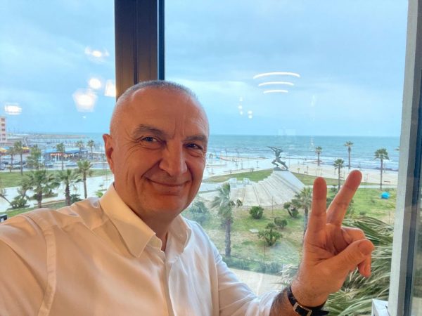 Meta publikon foton me dy gishtat lart: Durrësi edhe në dimër i paparë! Po në Pranverë?