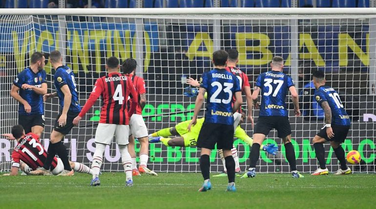 Milani përmbys rezultatin në derbi, kuqezinjtë besojnë te titulli