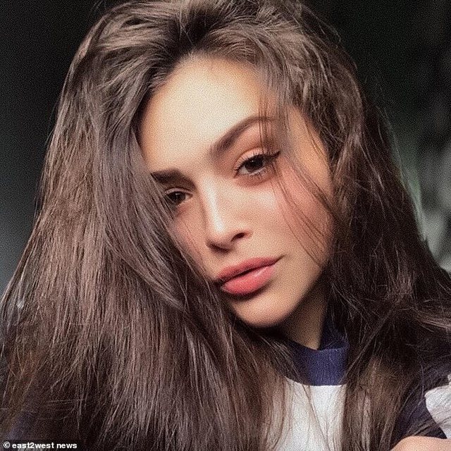 Tronditëse! Vajza shtatzënë mbytet nga flokët e saj gjatë intervistës së punës (FOTO)