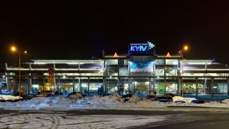 FITORJA E PARË! Aeroporti i Kievit rimerret nën kontroll nga Ukraina