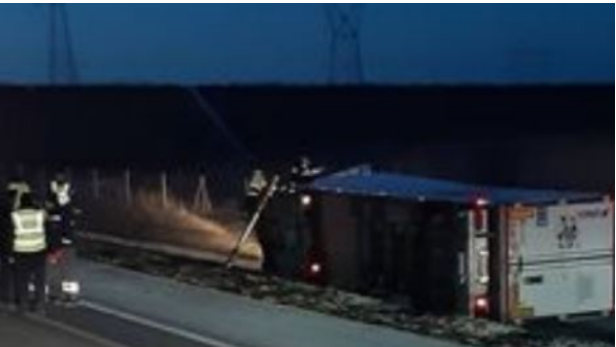 Tragjike/ Kamioni humb kontrollin dhe rrokulliset në autostradë, gjen vdekjen shoferi