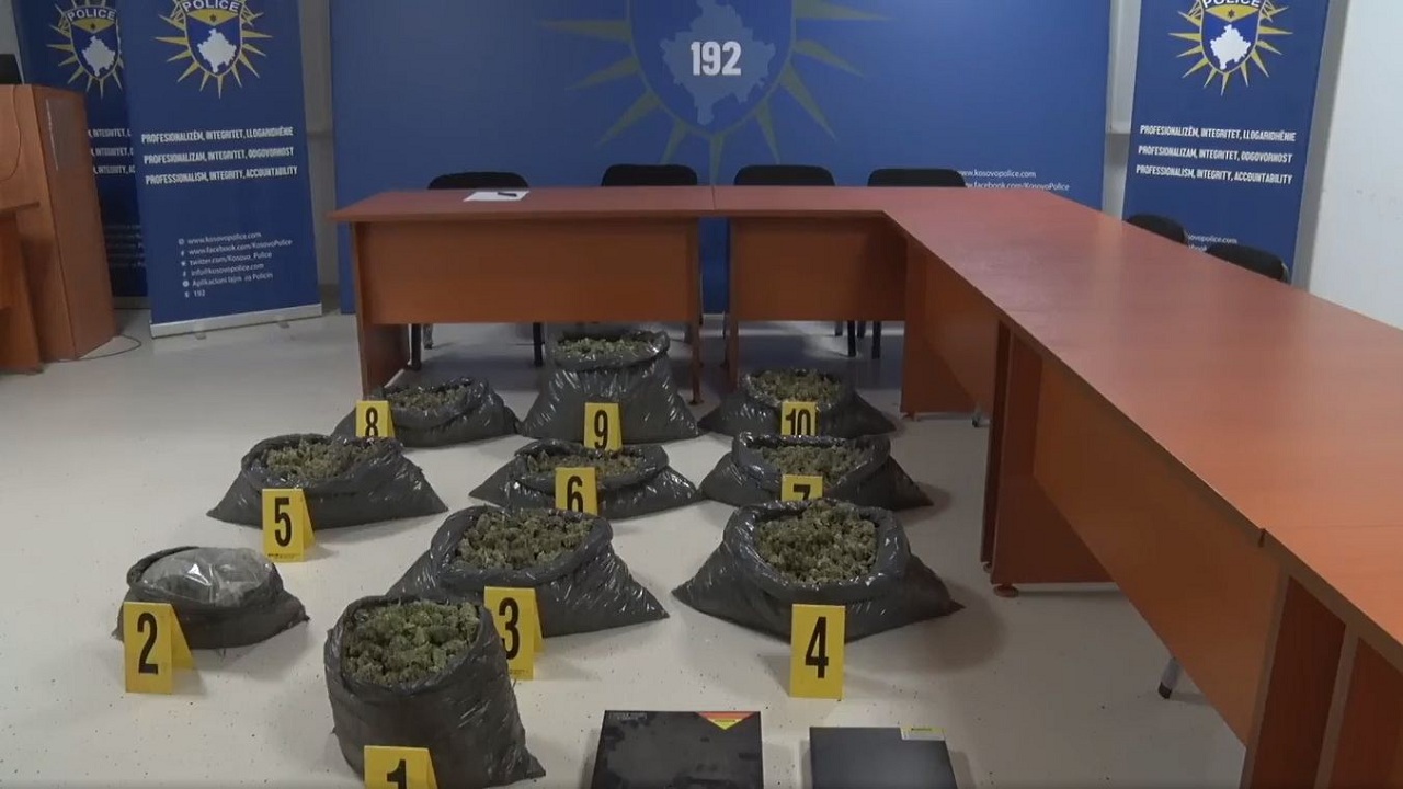 Laborator droge në Suharekë, arrestohen gjashtë të dyshuar