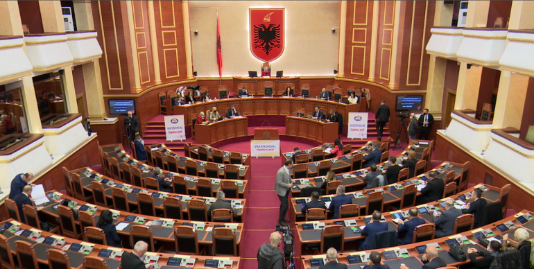 Votohet sot për zgjatjen e mandatit të organeve të vettingut, çfarë pritet të ndodhë në Kuvend