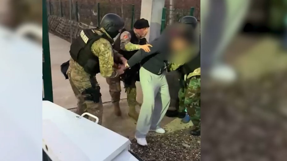 “Afrohu, duart pas”! RENEA operacion për 39-vjeçarin shumë të rrezikshëm! Momenti kur e arrestojnë në oborr (VIDEO)