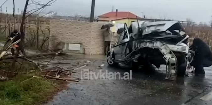Makina përplaset me pemën dhe përfundon në kanal, rëndë shoferi