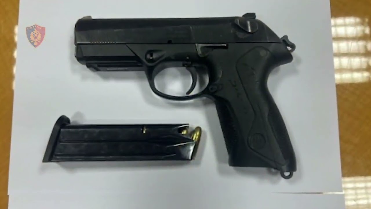 Çau postobllokun e policisë dhe përplasi efektivin/ Kontrolle me dron për të kapur 29-vjeçarin e rrezikshëm, armën e hodhi në det