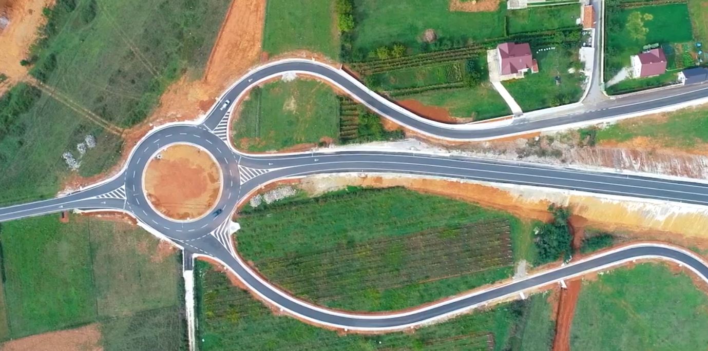 Rama nxjerr pamjet: Përfundon mbikalimi në rrugën e aeroportit të Kukësit