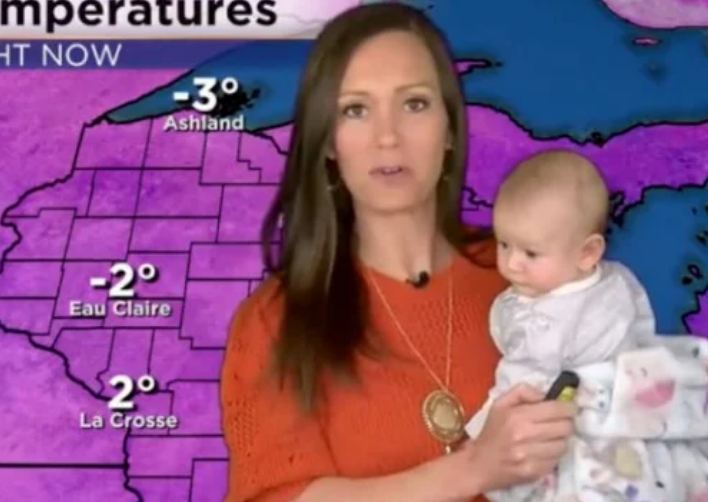 Prezanton motin me foshnjën e saj në krahë, video bëhet virale