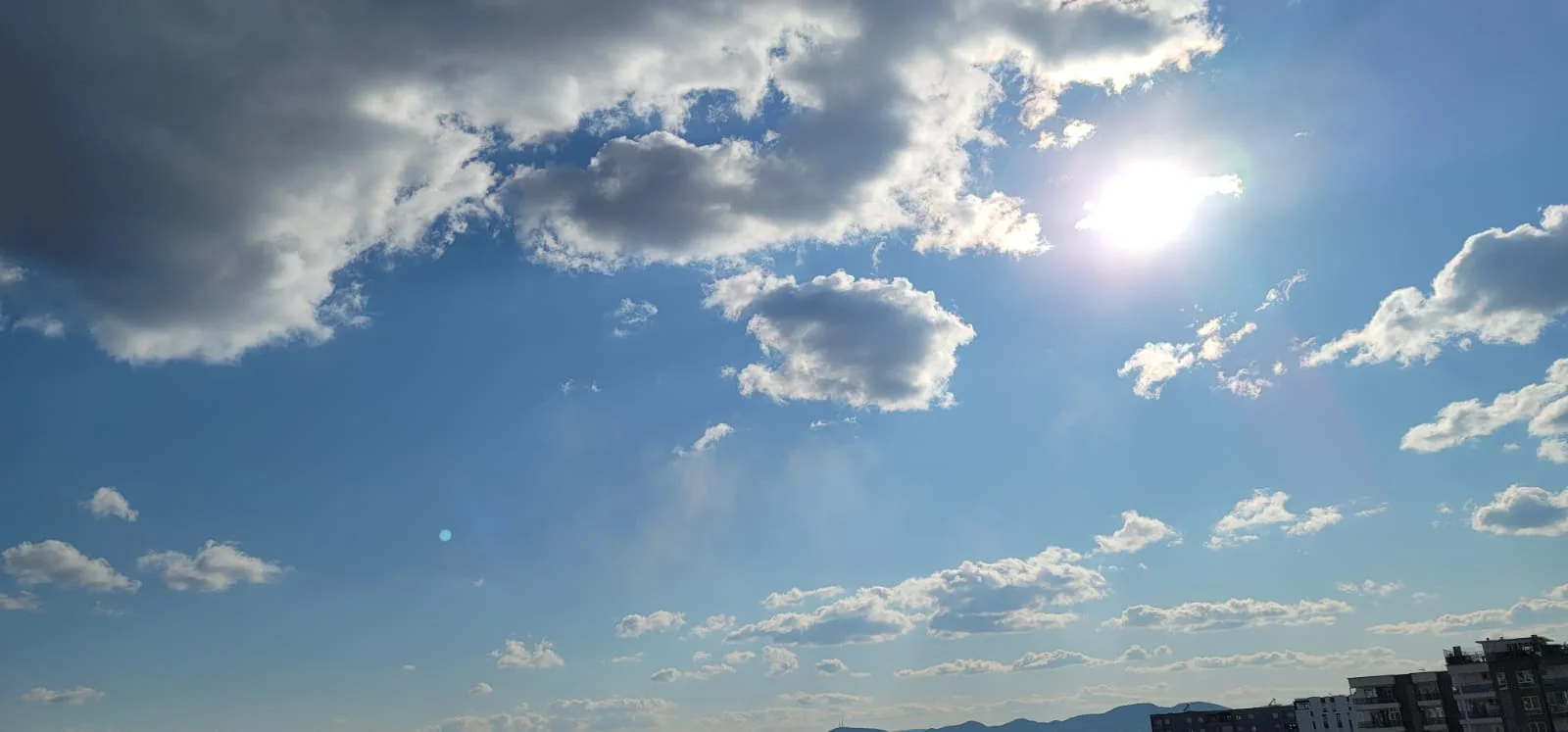 Ulje temperaturash dhe reshje shiu e bore, si parashikohet moti sot