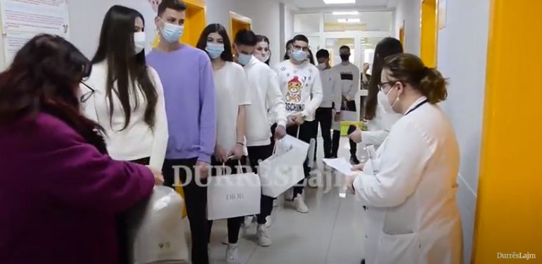 Producentja Myzejen Konduri me vajzat dhe djemtë e Miss &#038; Mr. Durrësi, surprizojnë fëmijët te Pediatria (VIDEO)