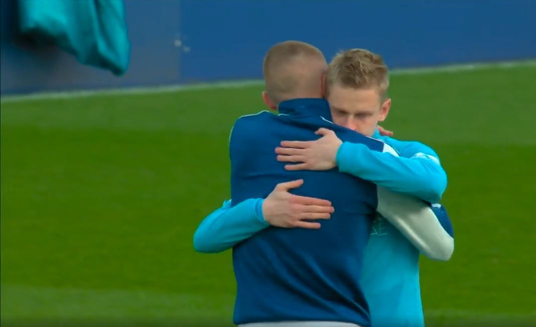 Në solidarizim me popullin e tyre, shihni përqafimin emocionues të dy lojtarëve ukrainas në duelin Everton-Siti