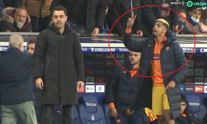 Nxori nervat e Keidi Bares tek të tjerët, lojtari i Barcelonës kërkon falje për dy gishtat: Ishte tensioni, por kërkoj falje!