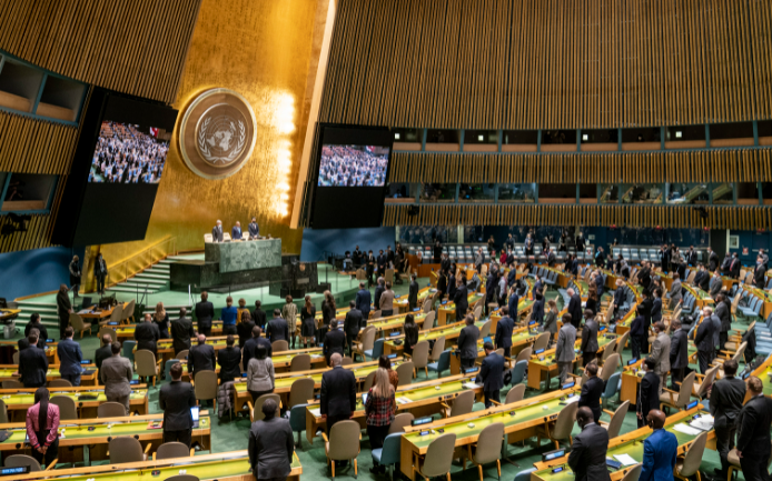 Pushtimi i Ukrainës/ Nis Asambleja e Përgjithshme e OKB-së, një minutë heshtje për viktimat e luftës