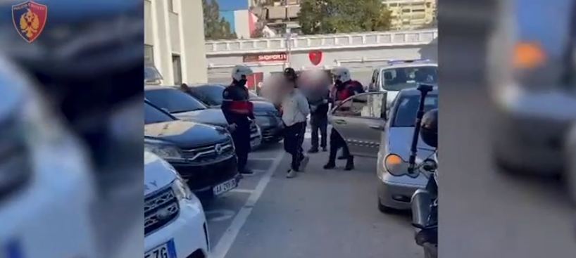 Blinin kokainën në Durrës dhe e shisnin në Tiranë, si u kapën dy trafikantët duke shkëmbyer drogën në makinë (VIDEO)