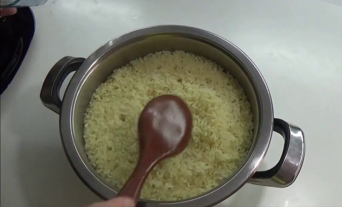 Paralajmëron mjeku: Do të helmoheni nëse vazhdoni të bëni këtë gabim në gatimin e orizit