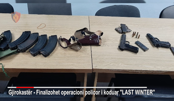 Me arsenal armësh dhe pajisjesh për kultivimin e drogës, arrestohet 62-vjeçari