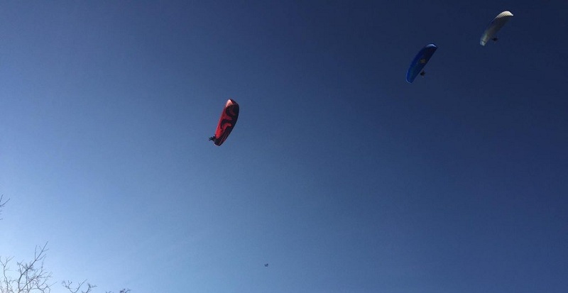 Festë në qiell, në Prishtinë lëshohen parashutat me flamurin e Kosovës dhe atë kombëtar