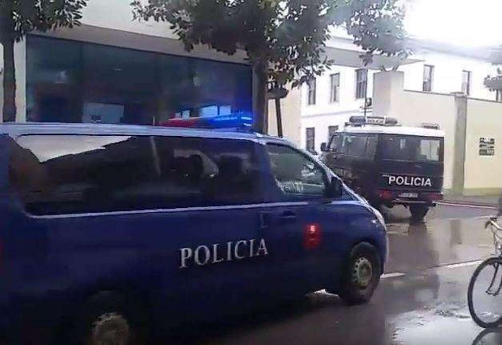 Përleshje masive/ 4 persona bëjnë për spital të riun, e kërcënojnë edhe me armë