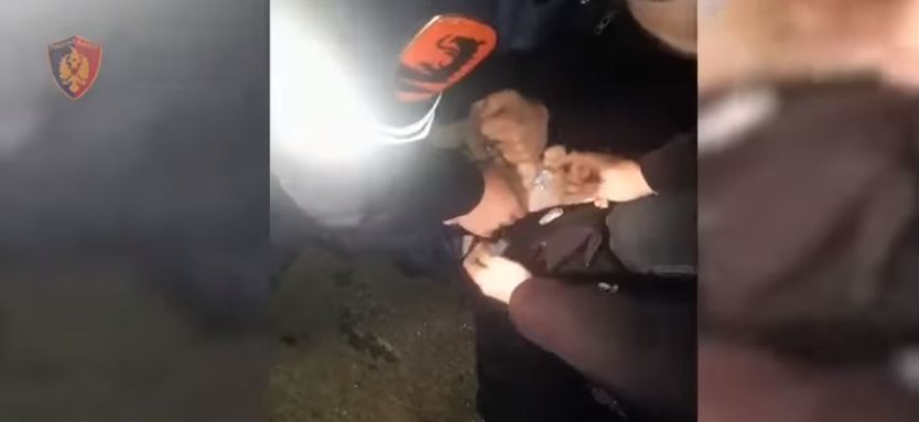 U kapën me 60 doza kanabis gati për shpërndarje, arrestohen 2 persona